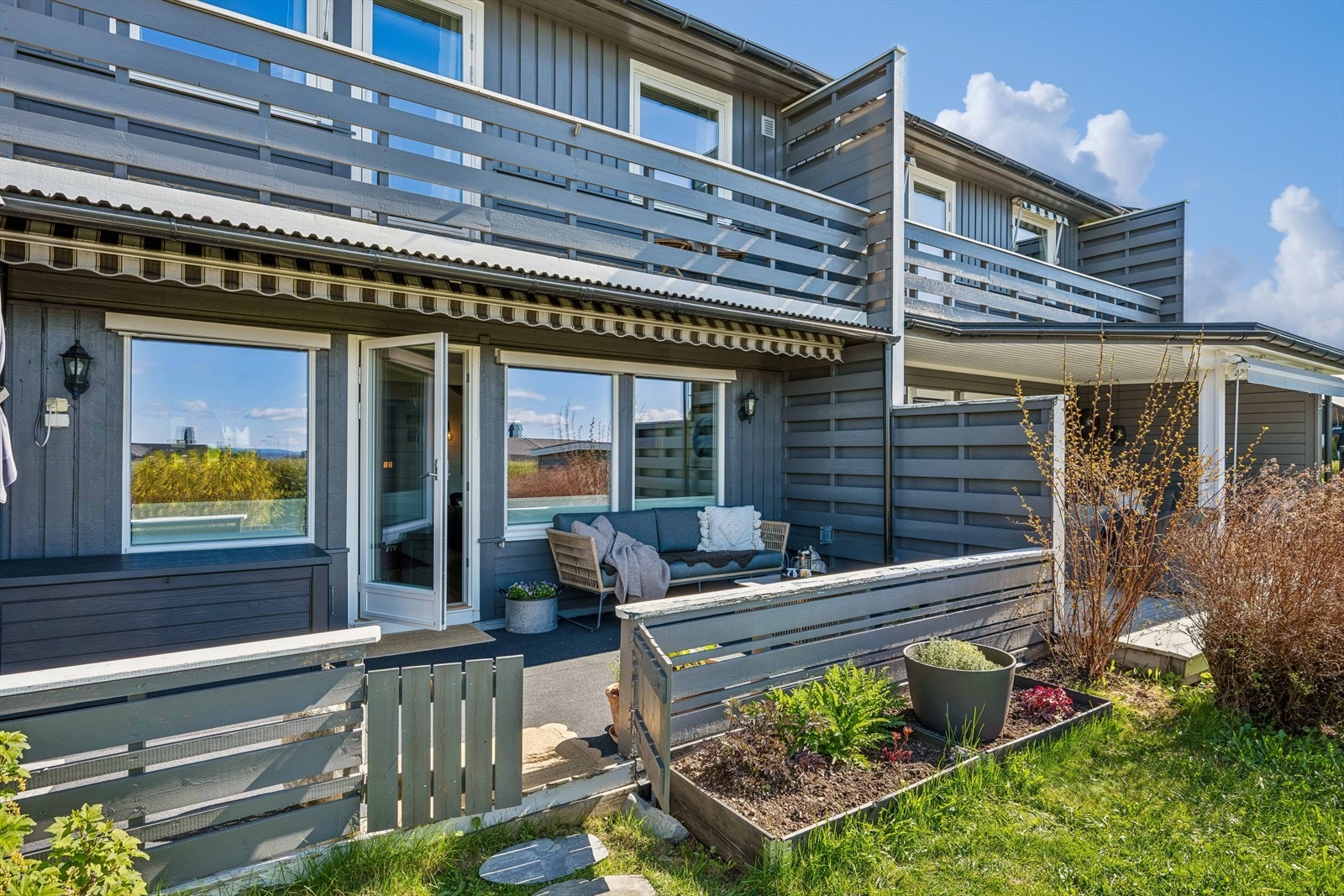 Den romslige terrassen på 17 m² har god plass til både sittegruppe og grill. Galleribilde