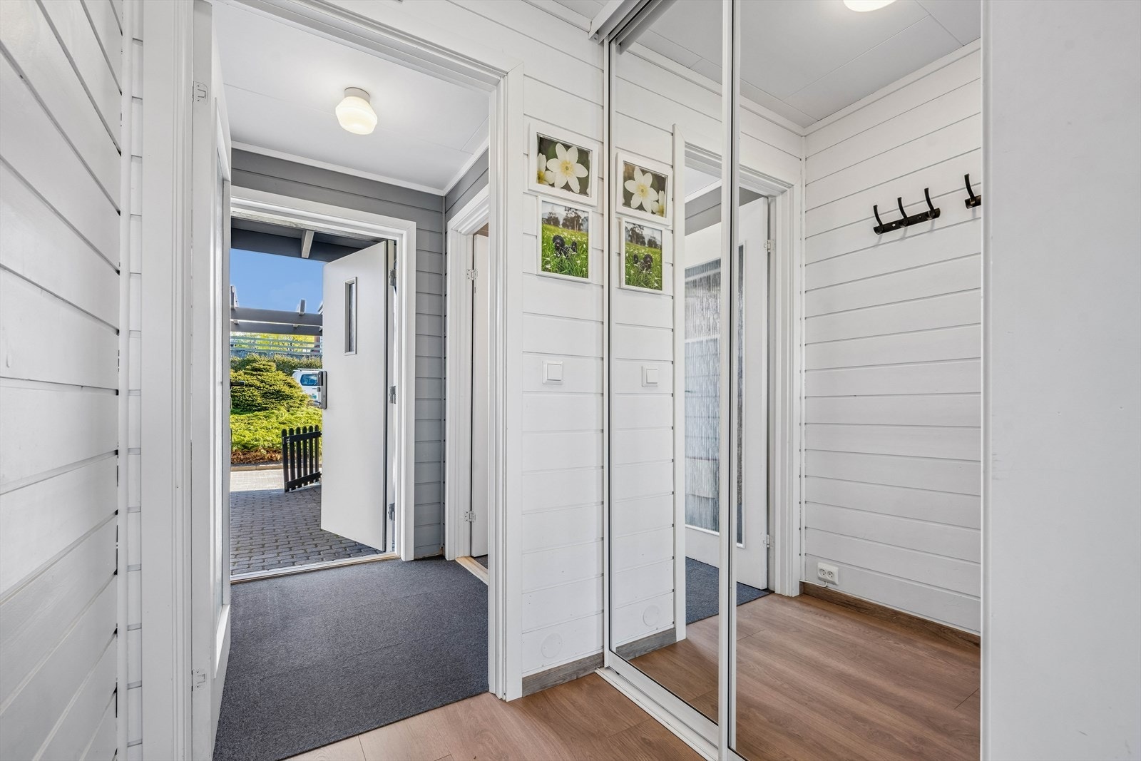 Velkommen inn! Entréen har elektrisk gulvvarme. Skyvedørsgarderobe med speilfronter. Galleribilde