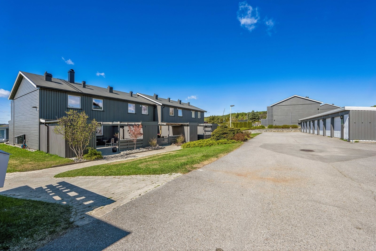 Det medfølger en biloppstillingsplass i felles garasjeanlegg. Galleribilde