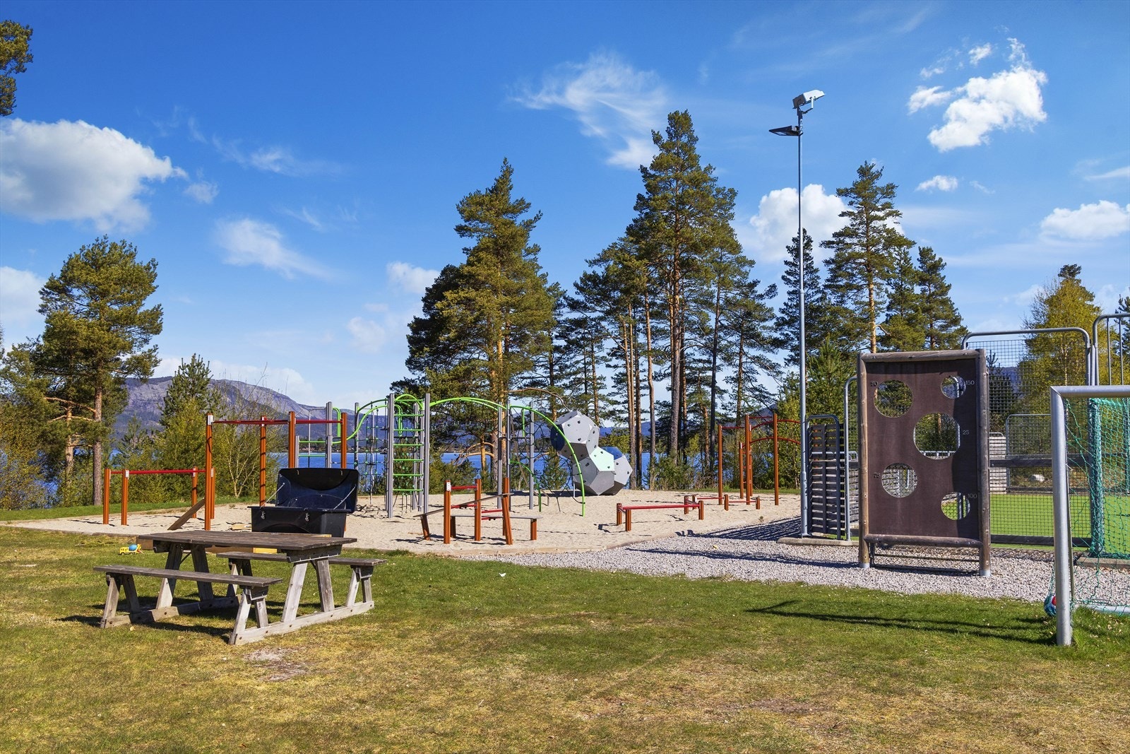 lekeplass med ballbinge... Galleribilde