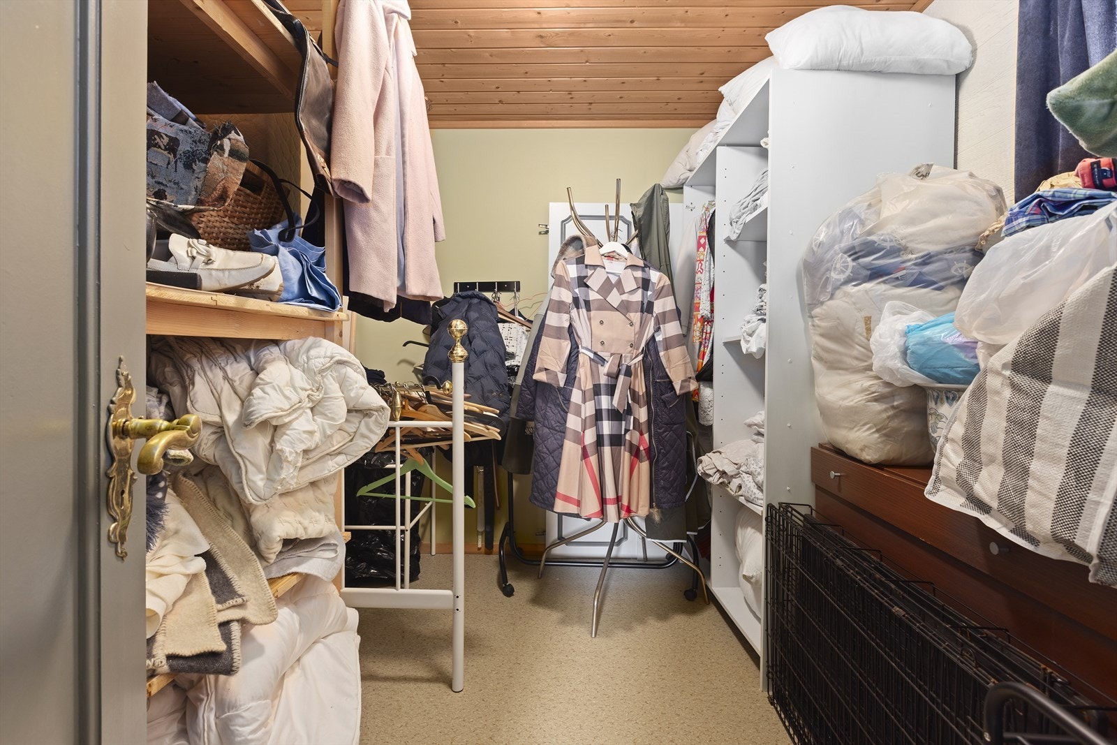 Fra soverommet er det Walk-in garderobe Galleribilde