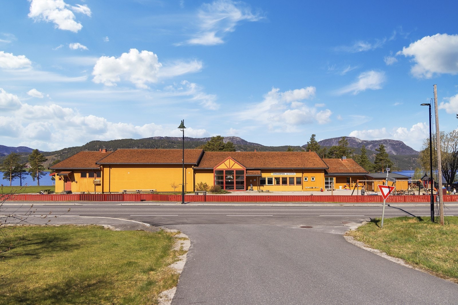 samt skole og barnehage! Galleribilde