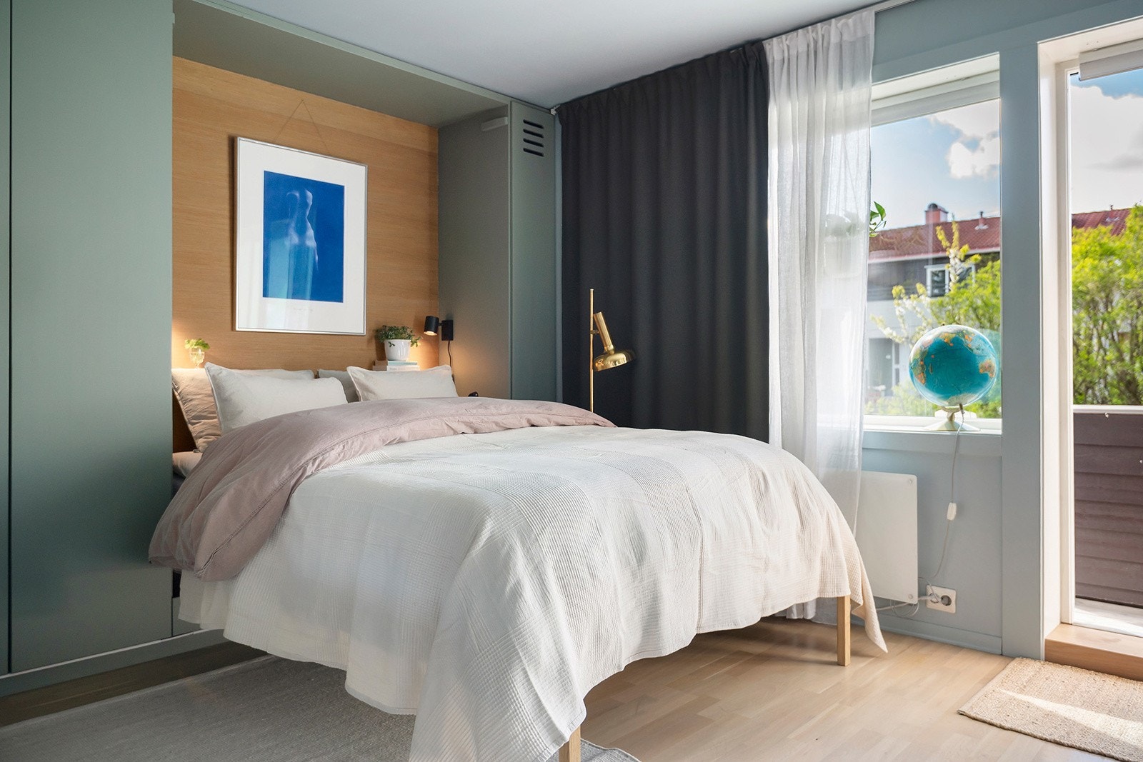 Meget smart nedfellbar seng som enkelt skjules i veggen når den ikke er i bruk. Dobbeltseng og oppbevaringsvegg som ble bygget av møbelsnekker. Galleribilde