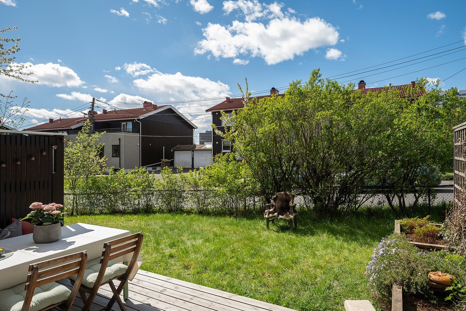 Uteplassen er godt ivaretatt og kan benyttes av beboerne i borettslaget. Galleribilde