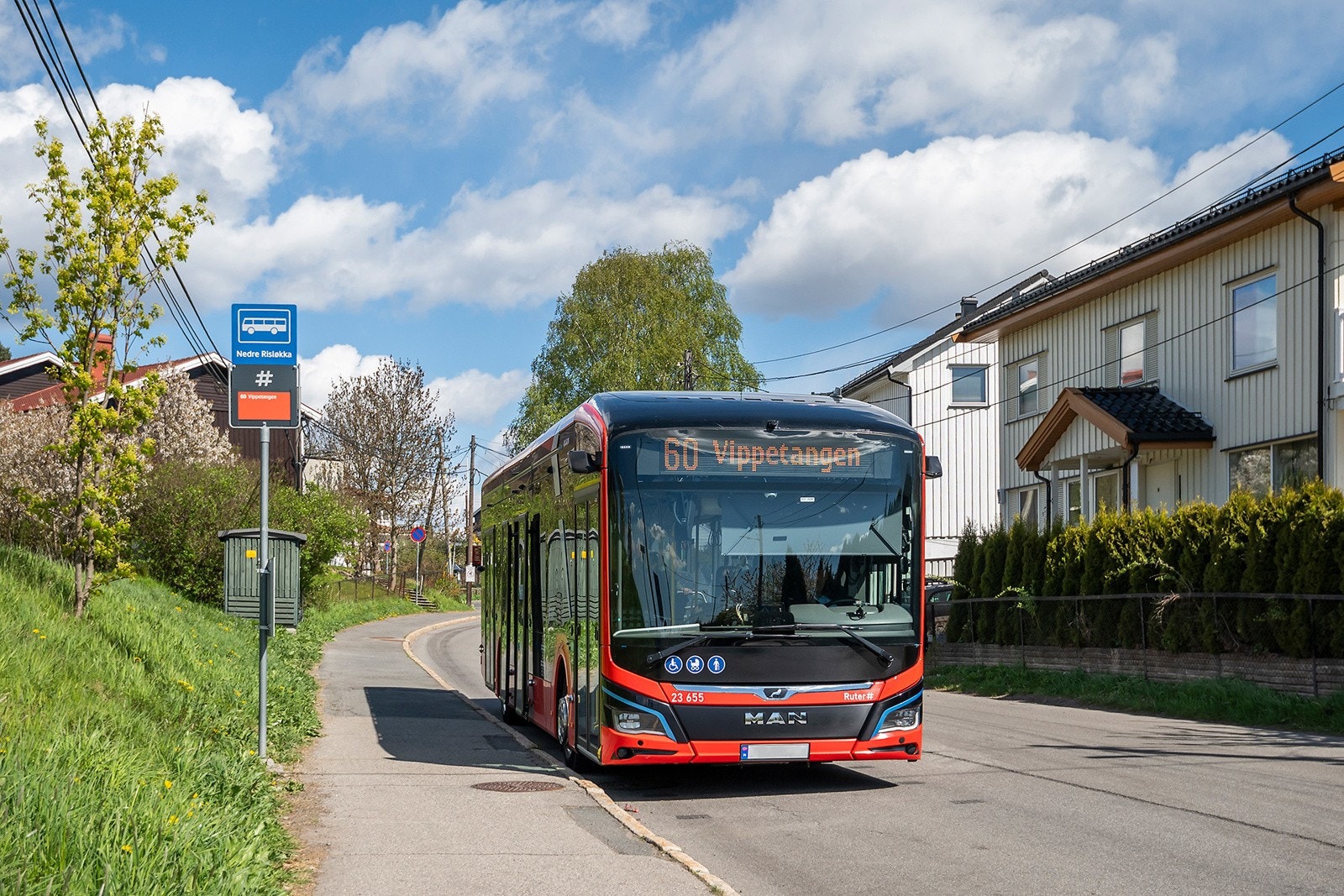 Nærmeste bussholdeplass ligger innen få minutters gange fra leiligheten. Betjener buss nr. 60. Galleribilde