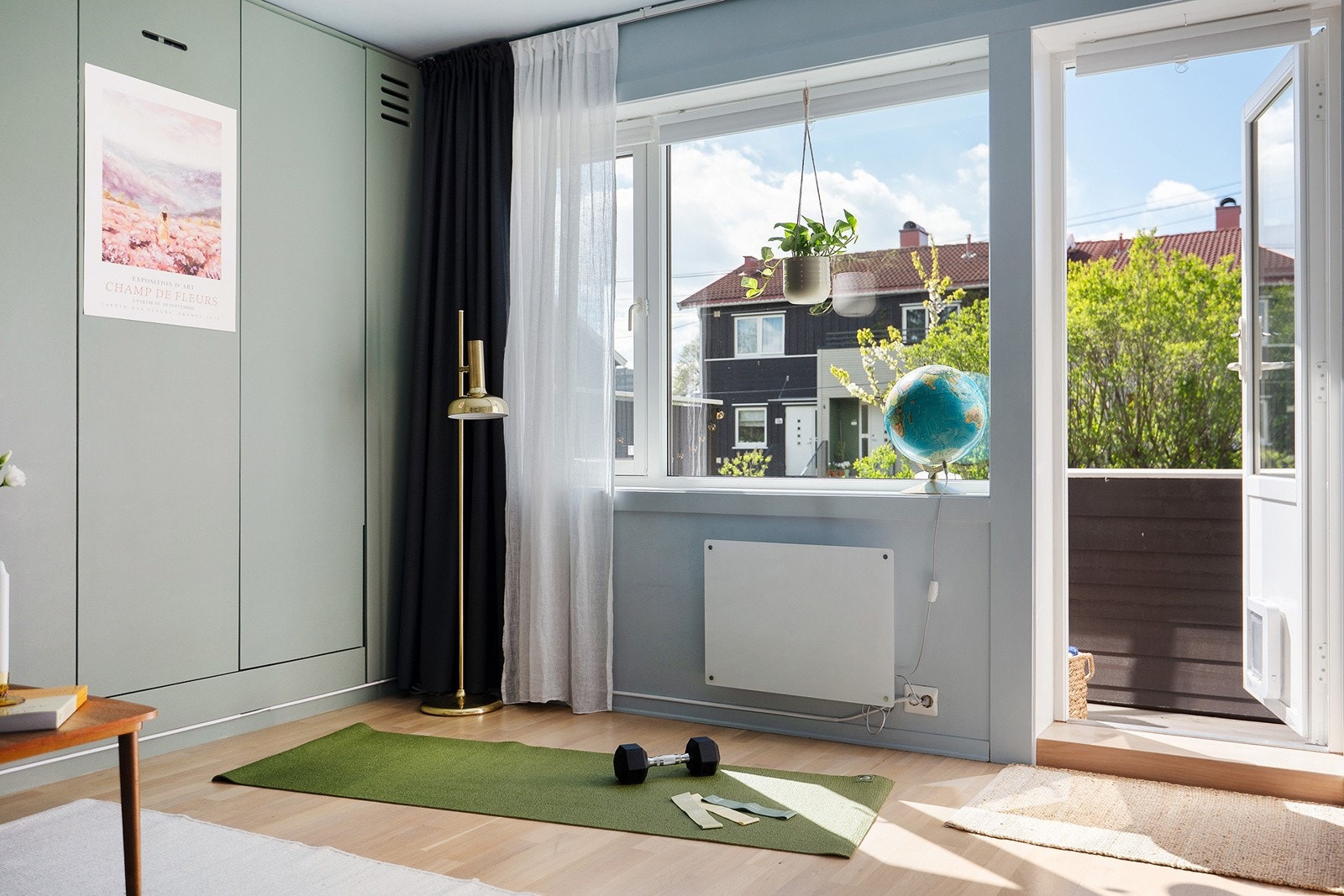 Leiligheten er tilpasset par, og dette er compact living på sitt beste; nedfellbar dobbeltseng frigjør gulvplass på dagtid til f.eks. trening, sofa, langbord til sosiale sammenkomster. Galleribilde
