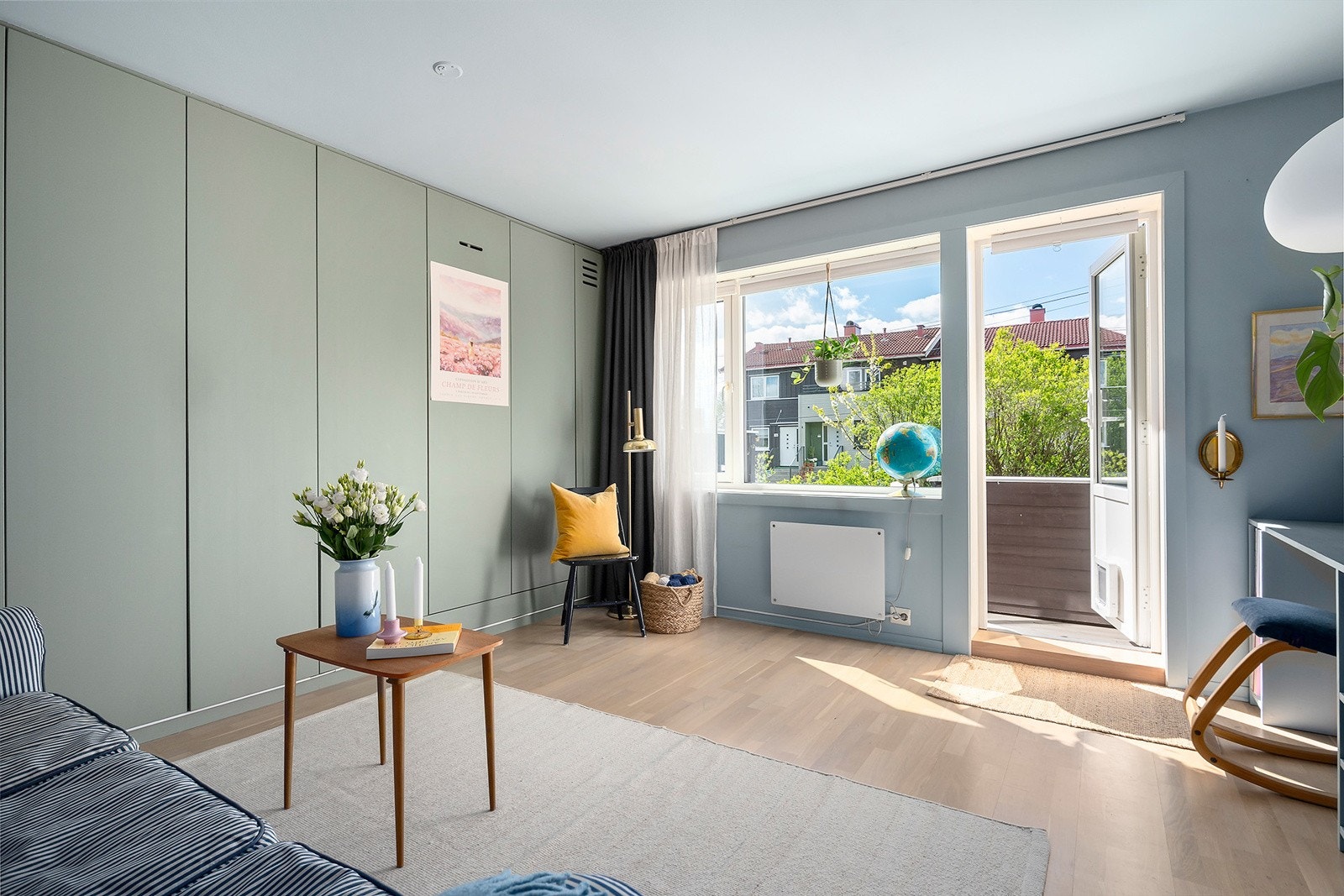 Oppholdsrommet har store vindusflater som gir godt med naturlig lysinnslipp. Galleribilde