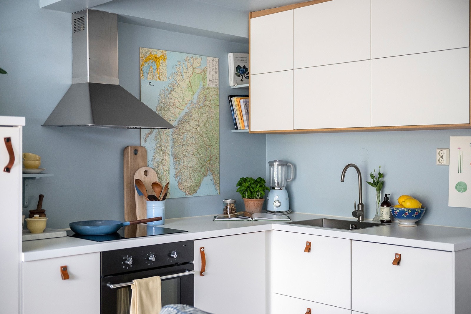 Kjøkkenet er innredet med laminat benkeplate og glatte fronter. Galleribilde