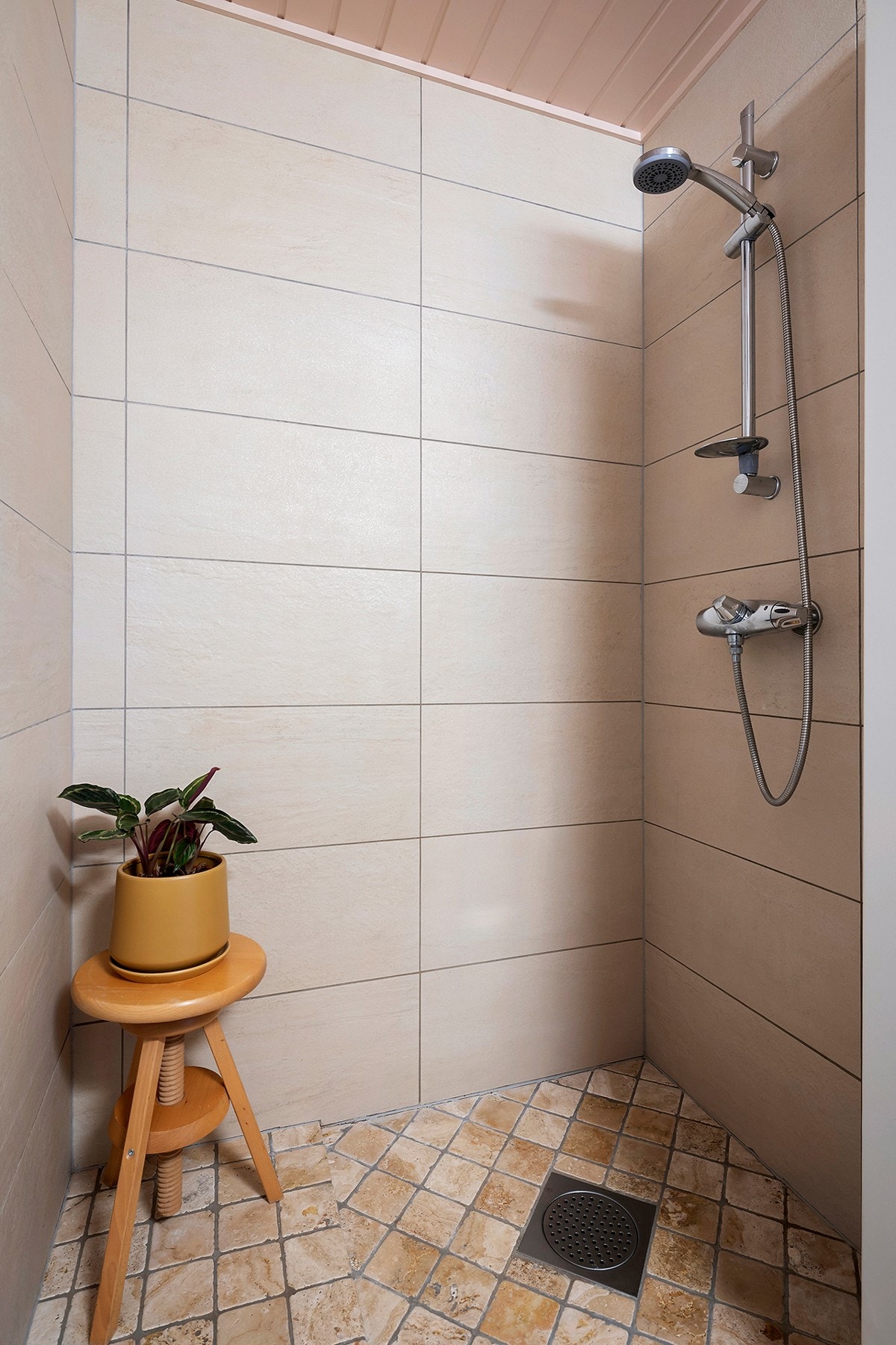 Badet er stilig flislagt på vegger og gulv, og har downlights i himlingen. Galleribilde