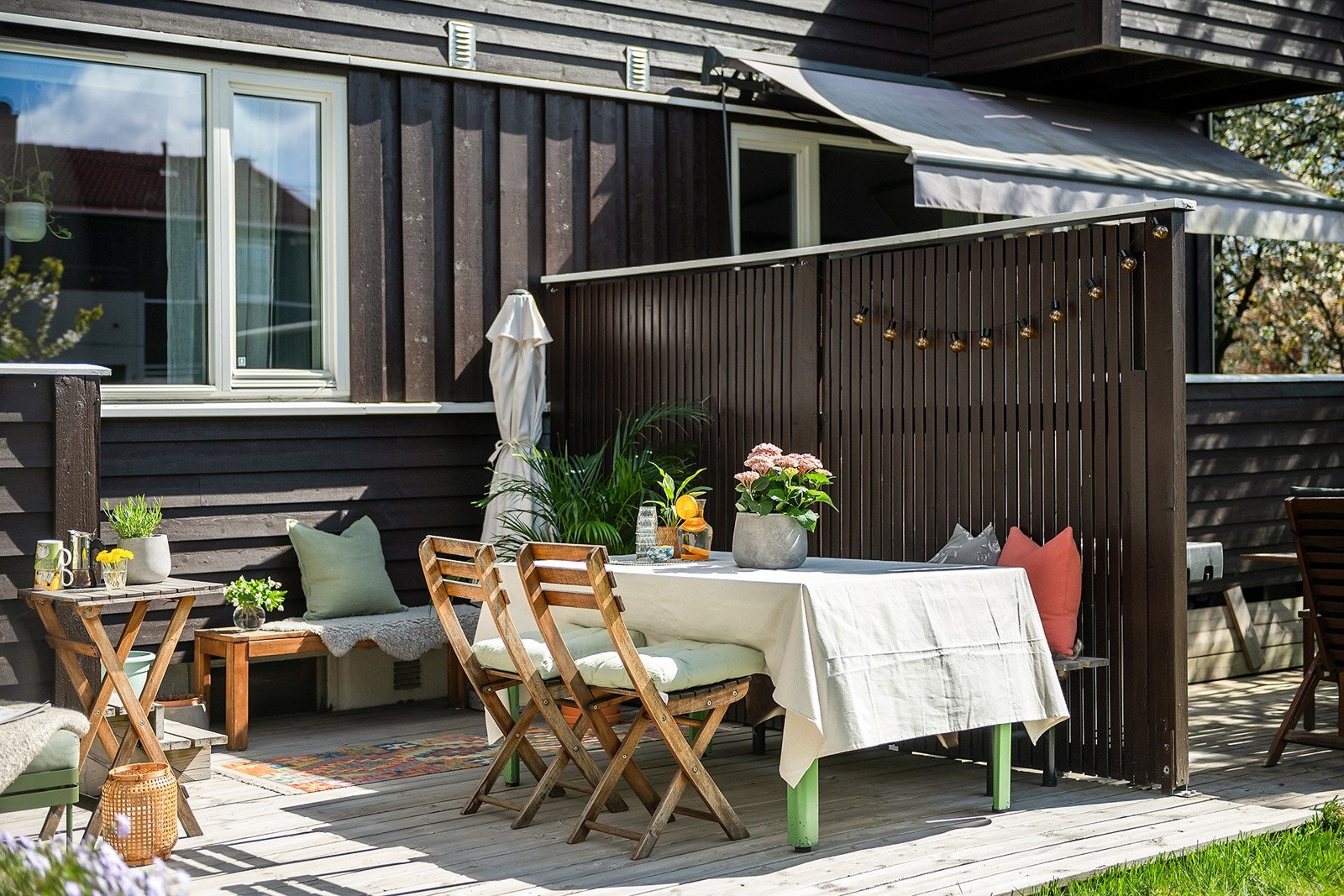 Leiligheten har utgang til en romslig terrasseplatting og en koselig uteplass. Galleribilde
