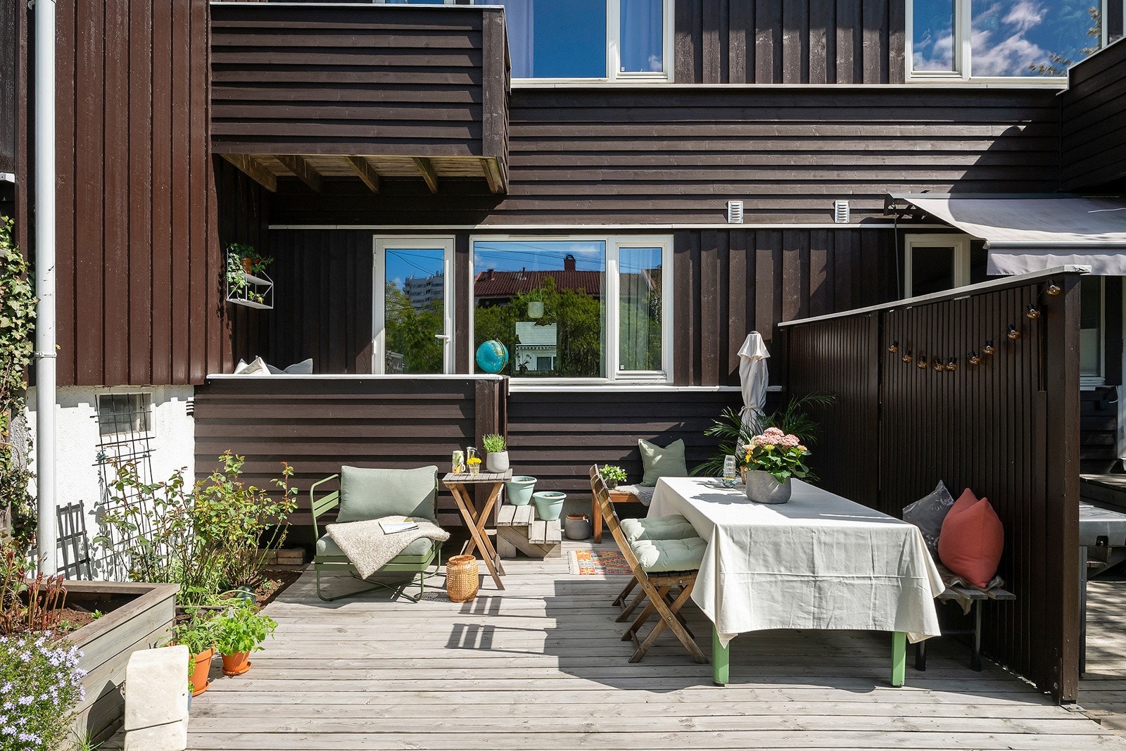 Her er det plass til utemøbler, grill og rom for sosiale stunder. Galleribilde