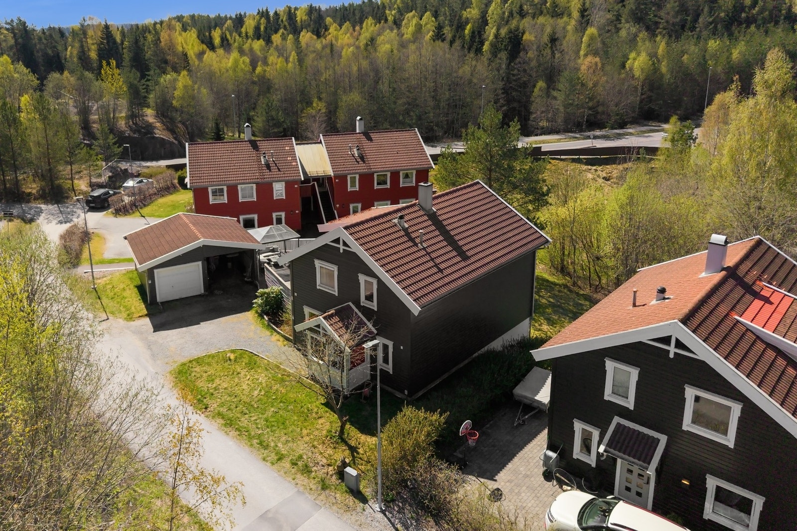 Oversiktsbilde over eiendommen. Eiendommen har garasje og carport Galleribilde