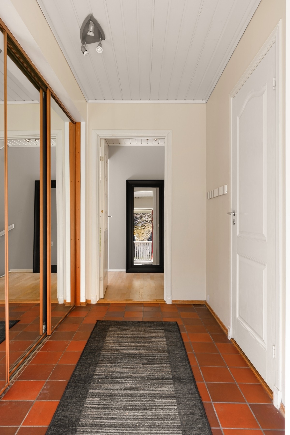 Entré med skyvedørsgarderobe Galleribilde