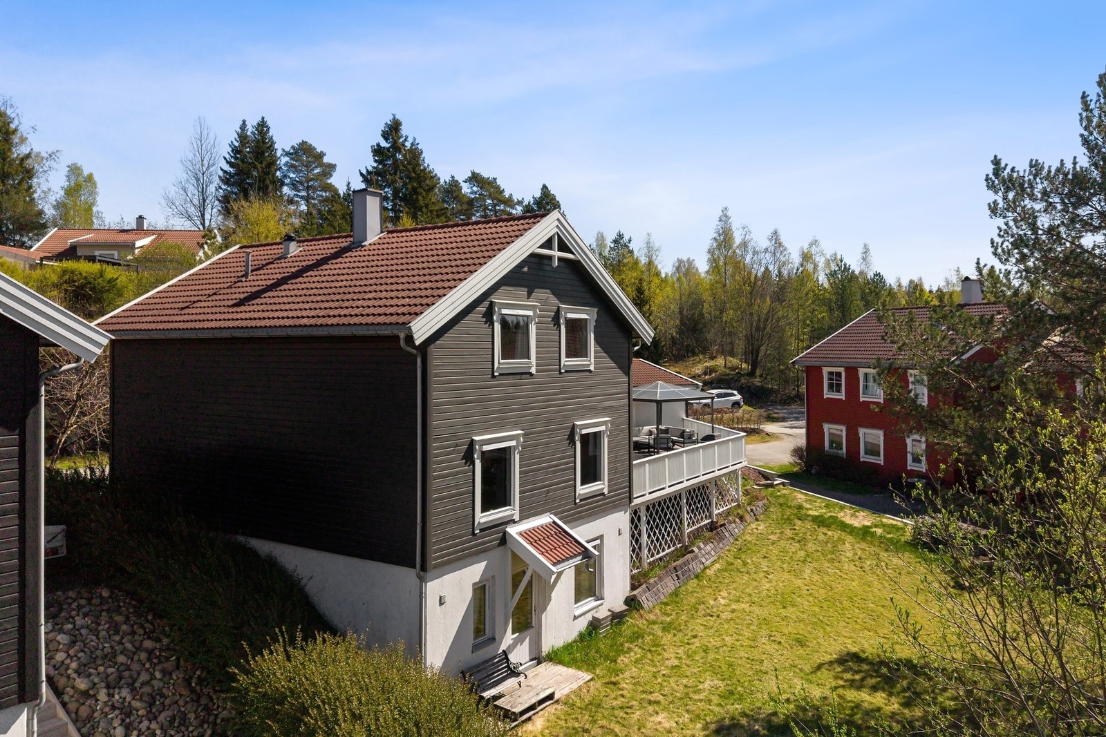 Tomten går over to plan med plen på nederste del Galleribilde