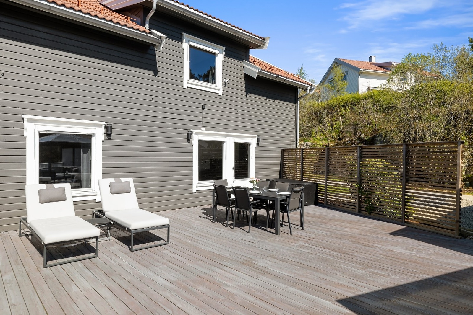 Solrik, flott terrasse. Adkomst fra stuen Galleribilde