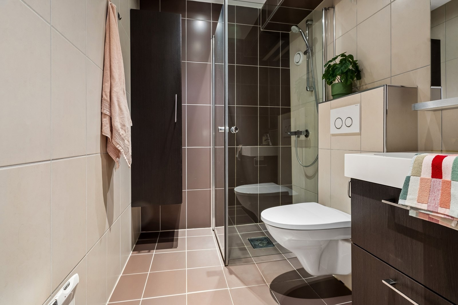 Badet ble renovert i 2011 har flislagte overflater, vegghengt toalett og vendbare dusjdører i glass. Galleribilde