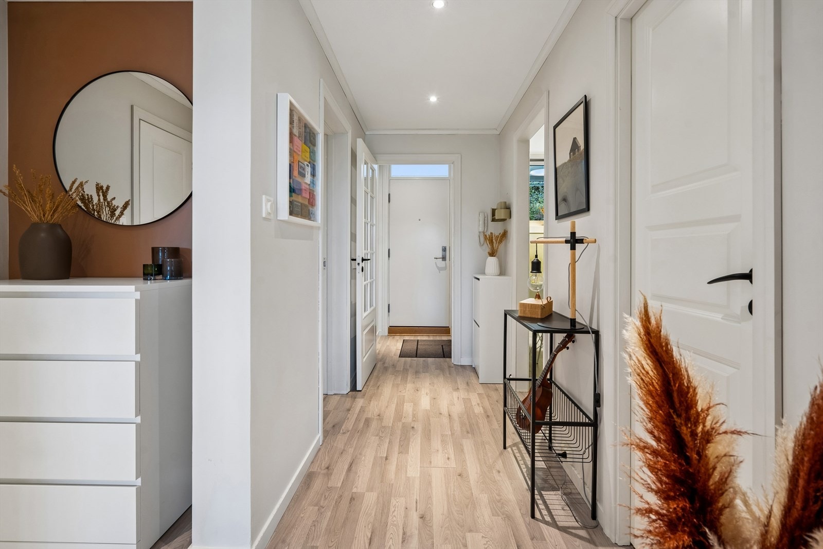 Velkommen inn. Entréen og gangen har downlights i nedsenket himling og gjennomgående laminatgulv. Galleribilde