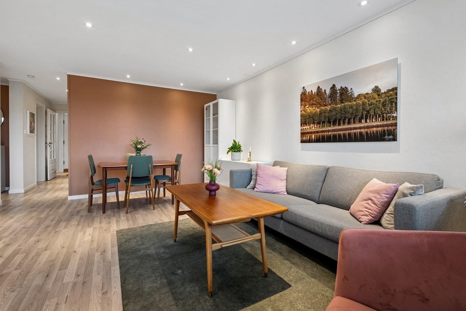 Stuen har god plass til både sofagruppe og spisebord. Nedsenket himling med downlights gir en jevn og behagelig belysning. Galleribilde