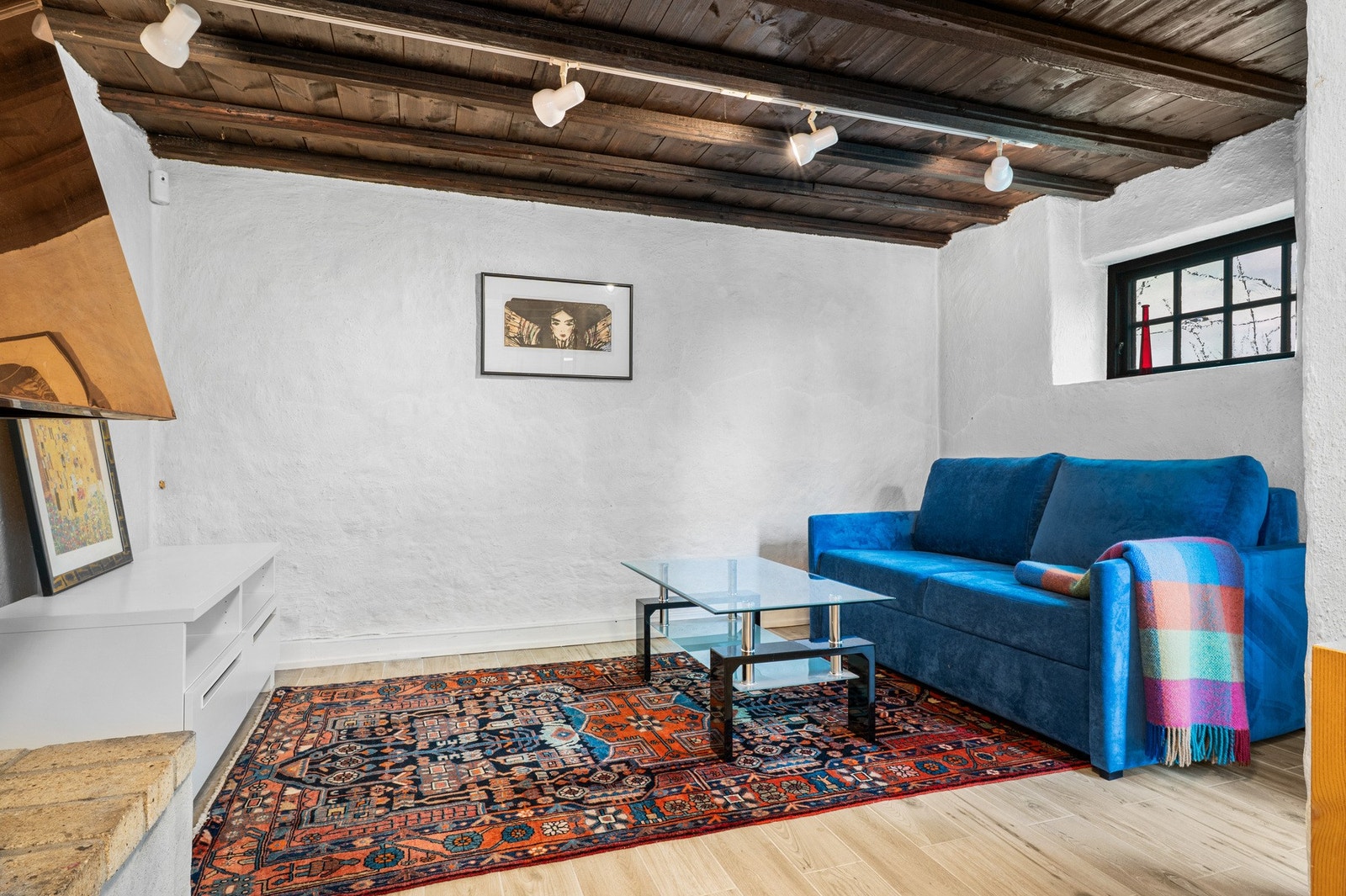Kjellerstuen er romslig med to soner Galleribilde