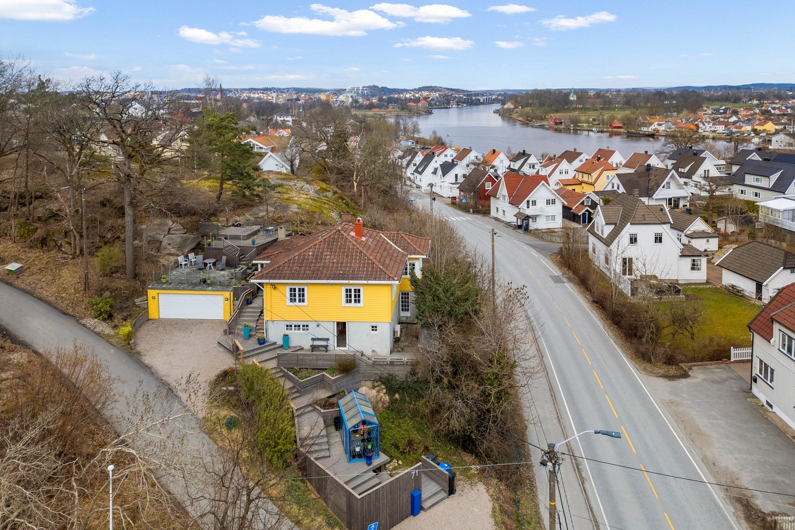 Eiendommen grenser til natur i bakkant Galleribilde
