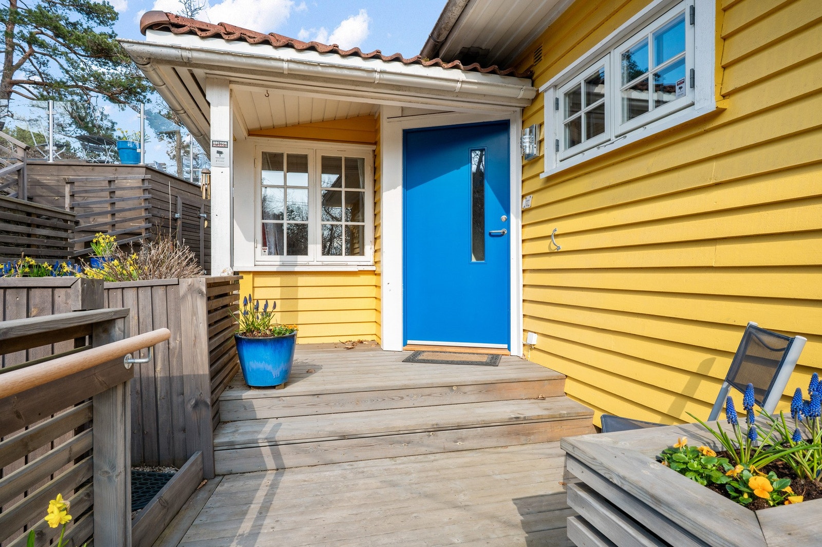 Sjarmerende hus med bevisst fargevalg Galleribilde