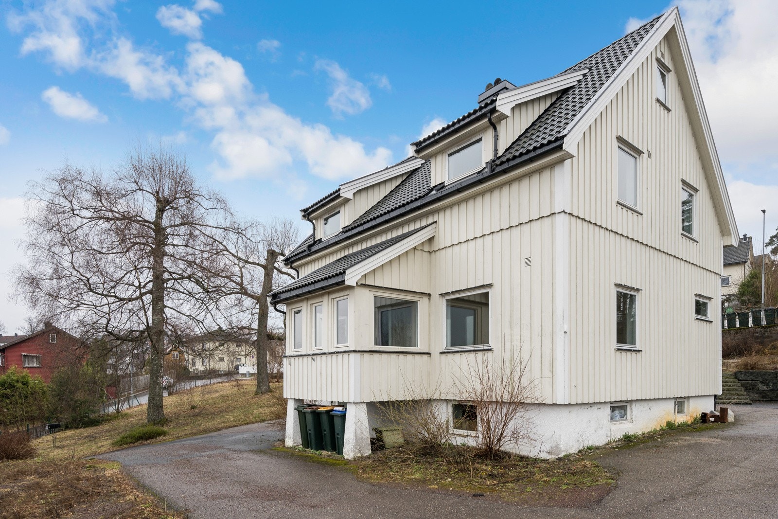 Boligen ligger på Apenes nord for sentrum med gangavstand til både barnehage og skoler Galleribilde