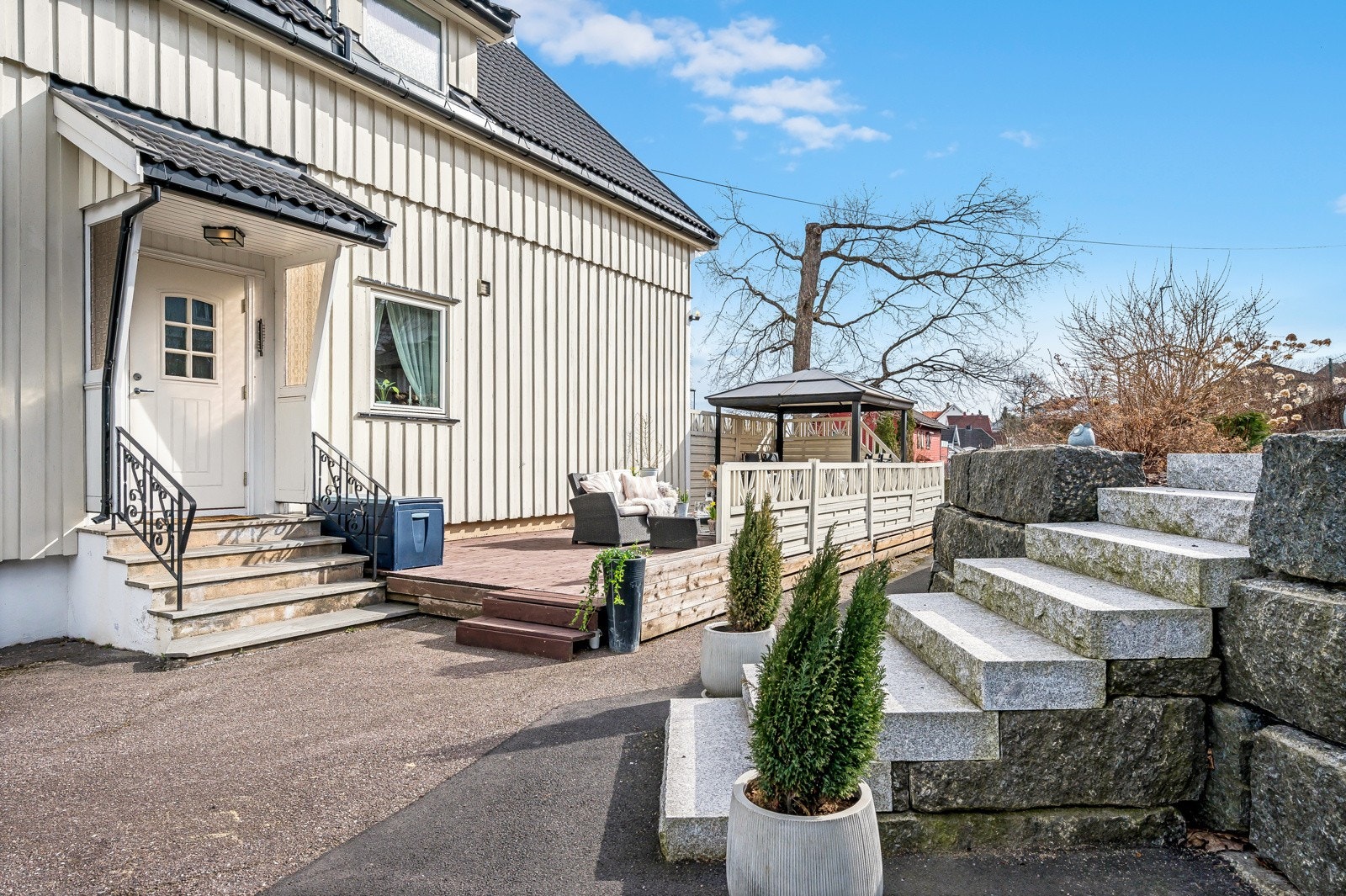 Stor, lun og solrik terrasse Galleribilde