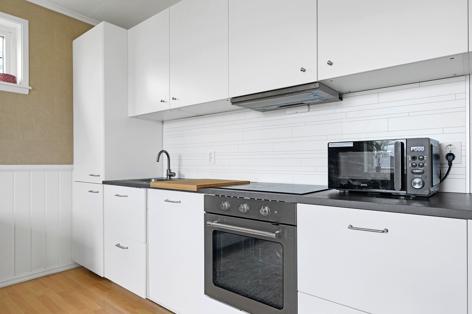Ikea kjøkken med hvitevarer Galleribilde