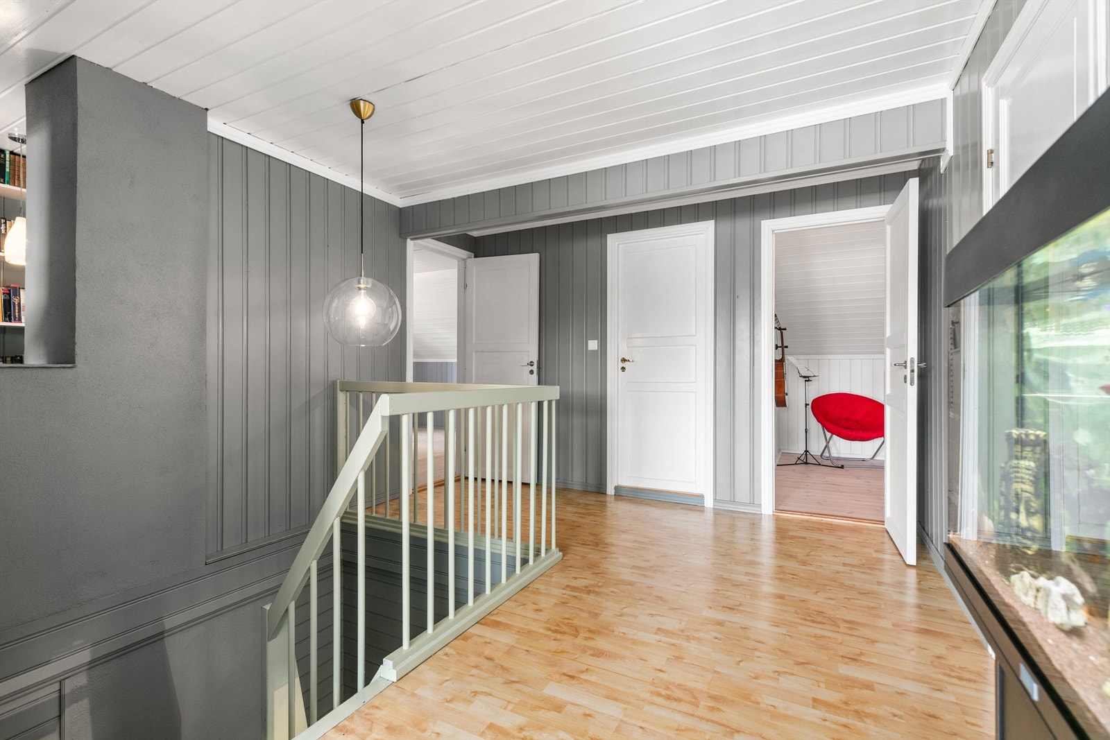 Trappe rom i 2. etasje. Her er det tilgang til 4 soverom, bad, loftstue og en bod. Galleribilde