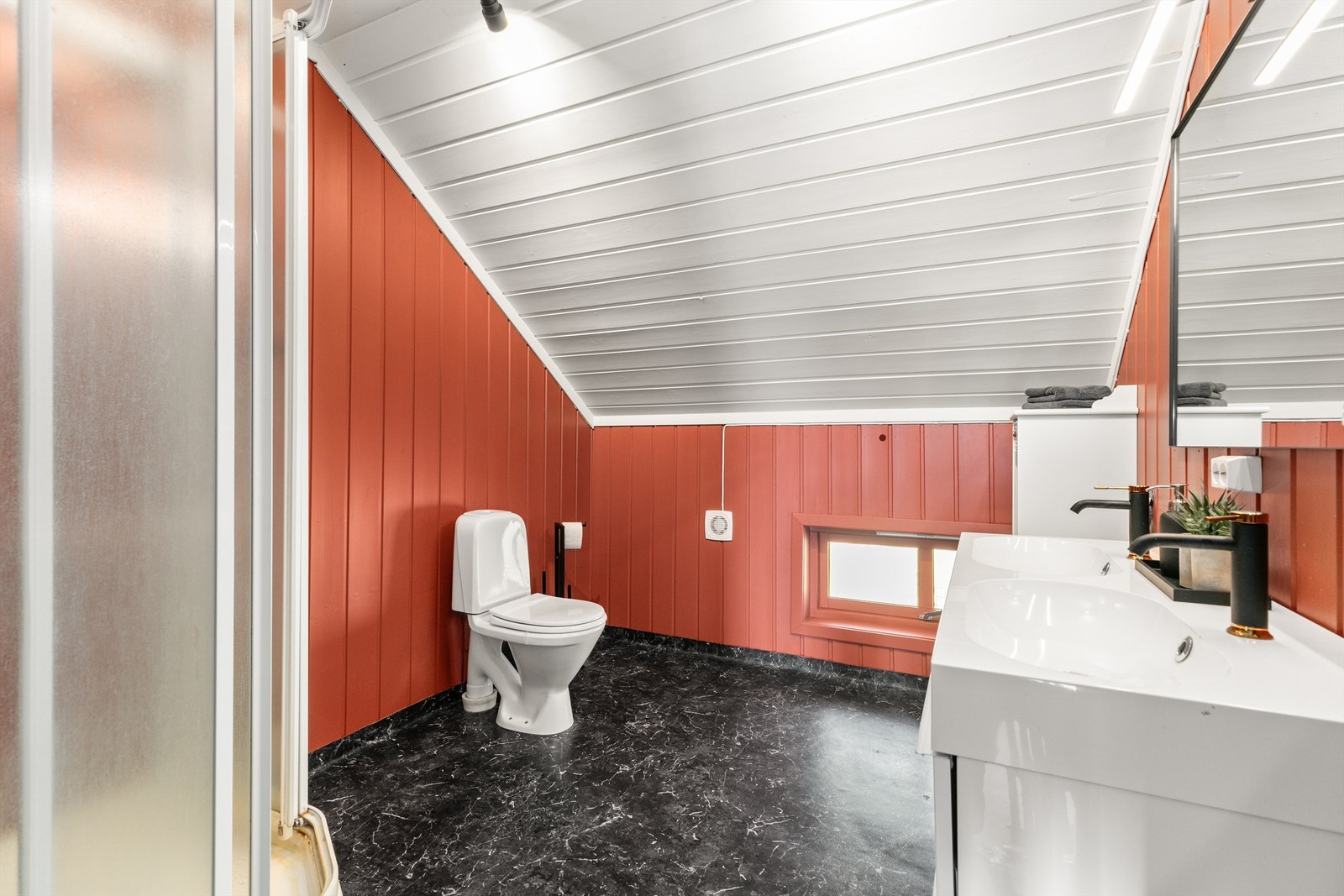 Bad med dusjkabinett. Galleribilde
