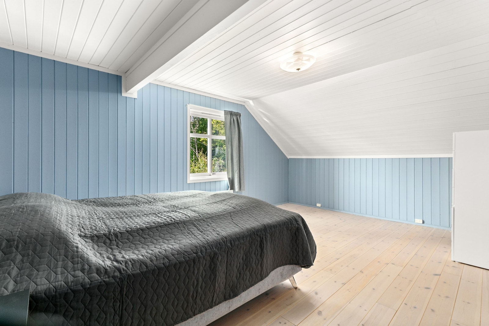 Soverom nr 1 i 2. etasje, alle soverommene i 2. etasje er store med godplass. Galleribilde
