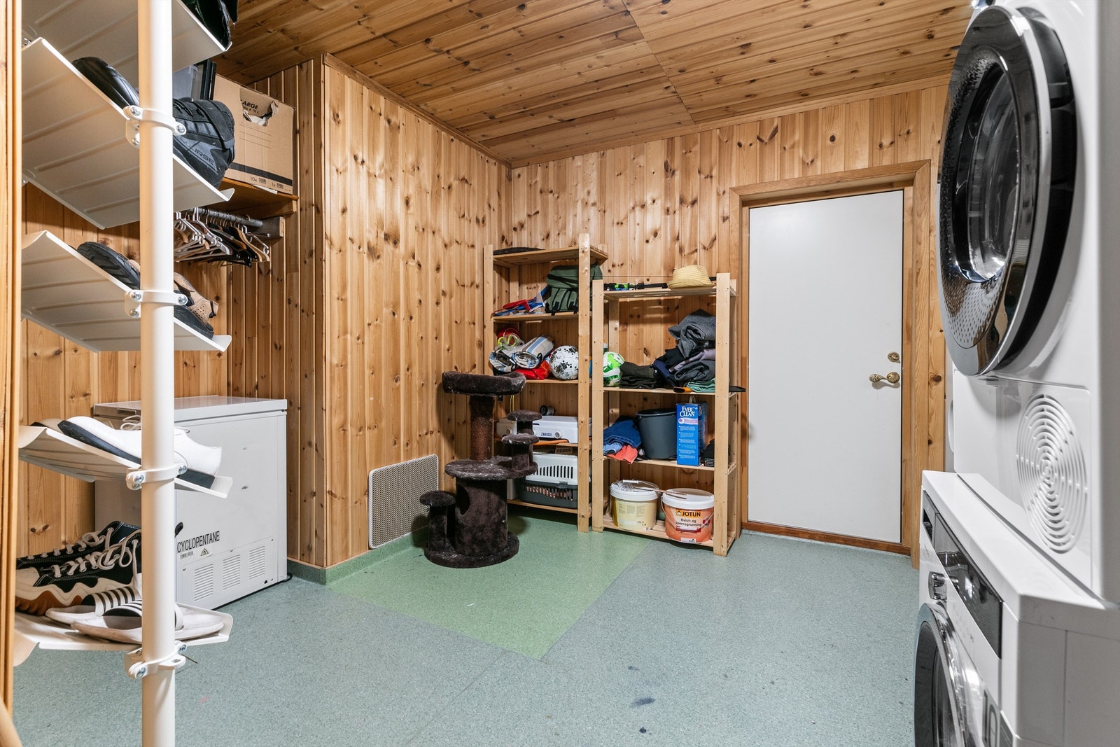 Vaskerommet har adkomst direkte ut, det er trapp ned i kjelleren fra vaskerommet. Galleribilde