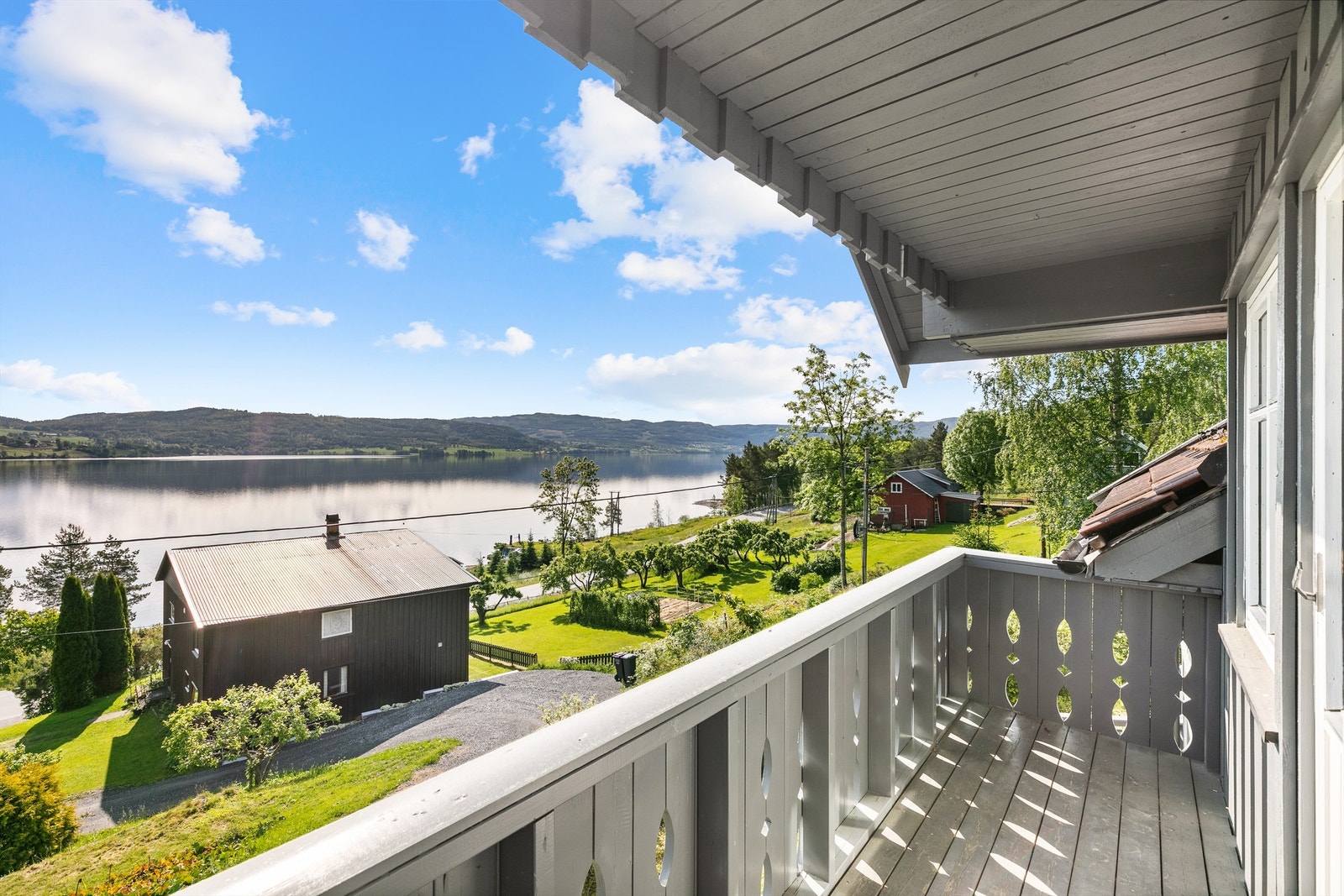 Utsikt fra balkongen mot Randsfjorden Galleribilde