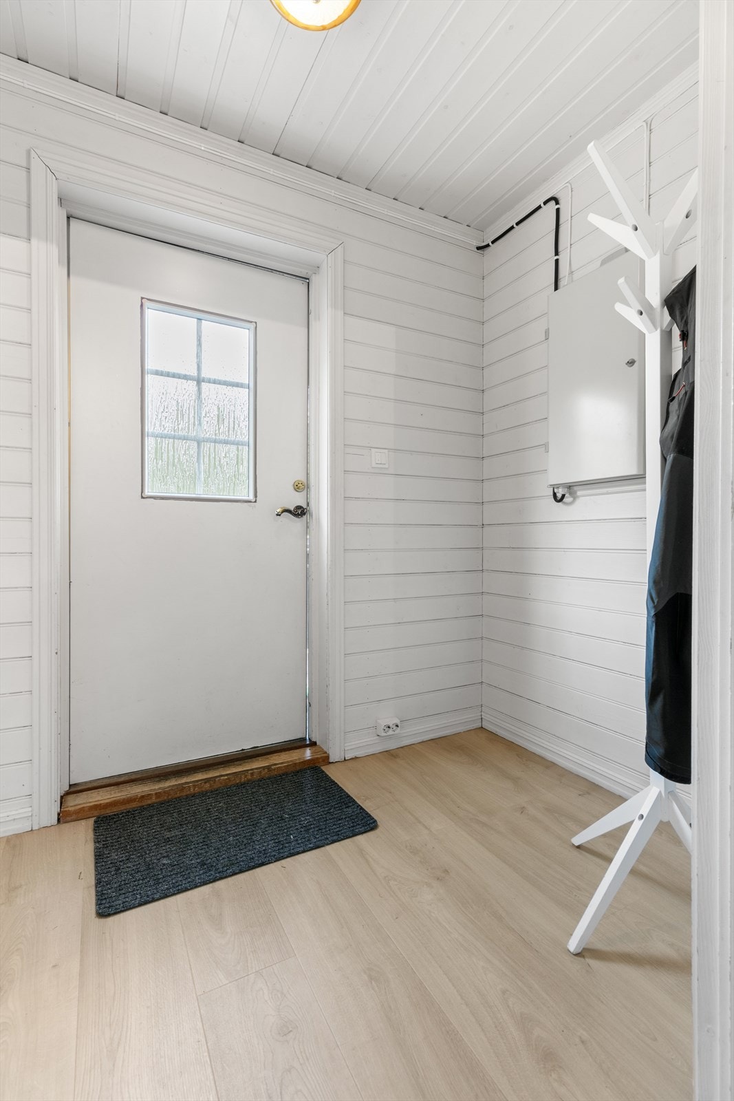 Stor gang med god plass for å henge av seg yttertøyet. Galleribilde