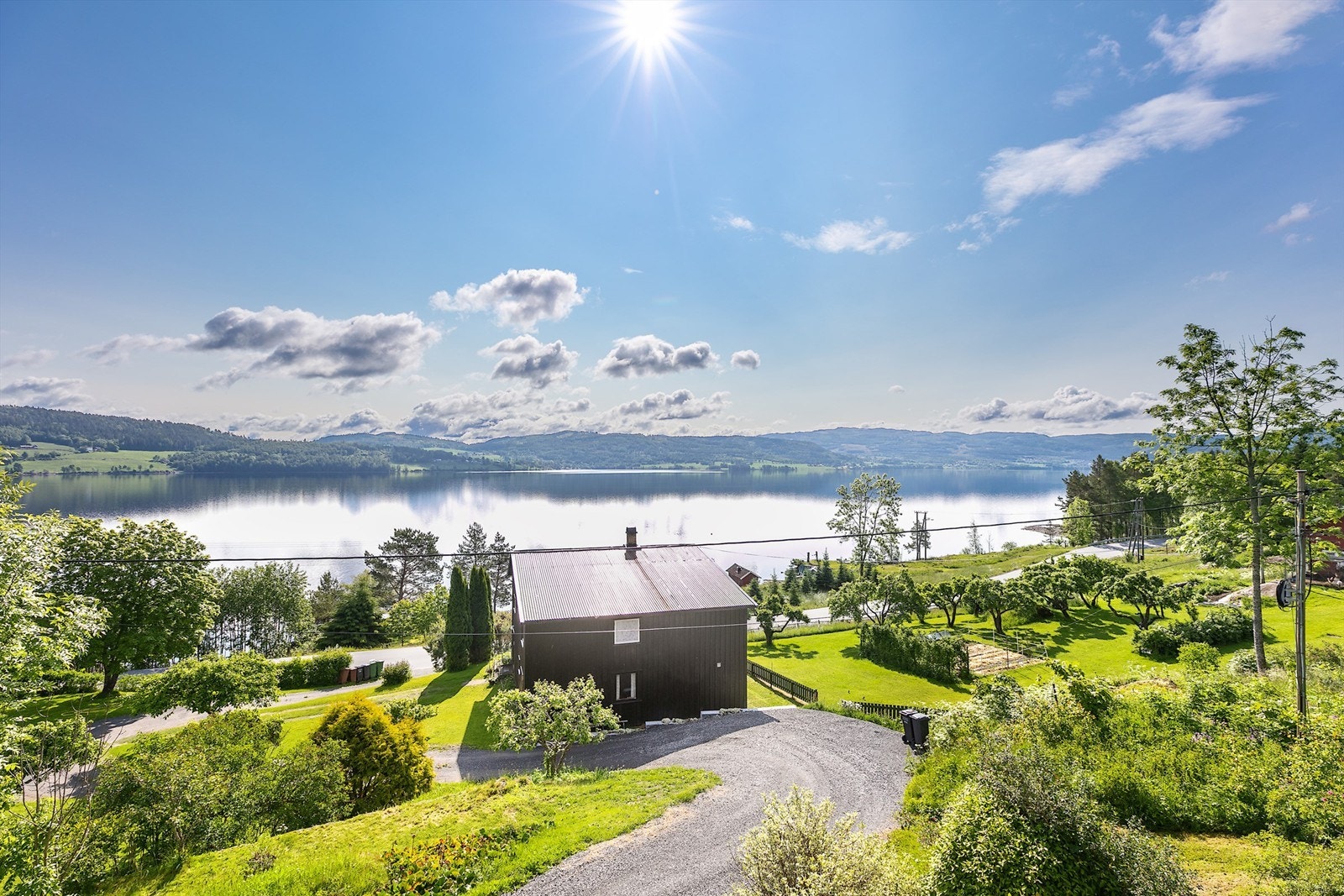 Flott utsikt til Randsfjorden med gode solforhold, 100 meter til badeplass. Galleribilde