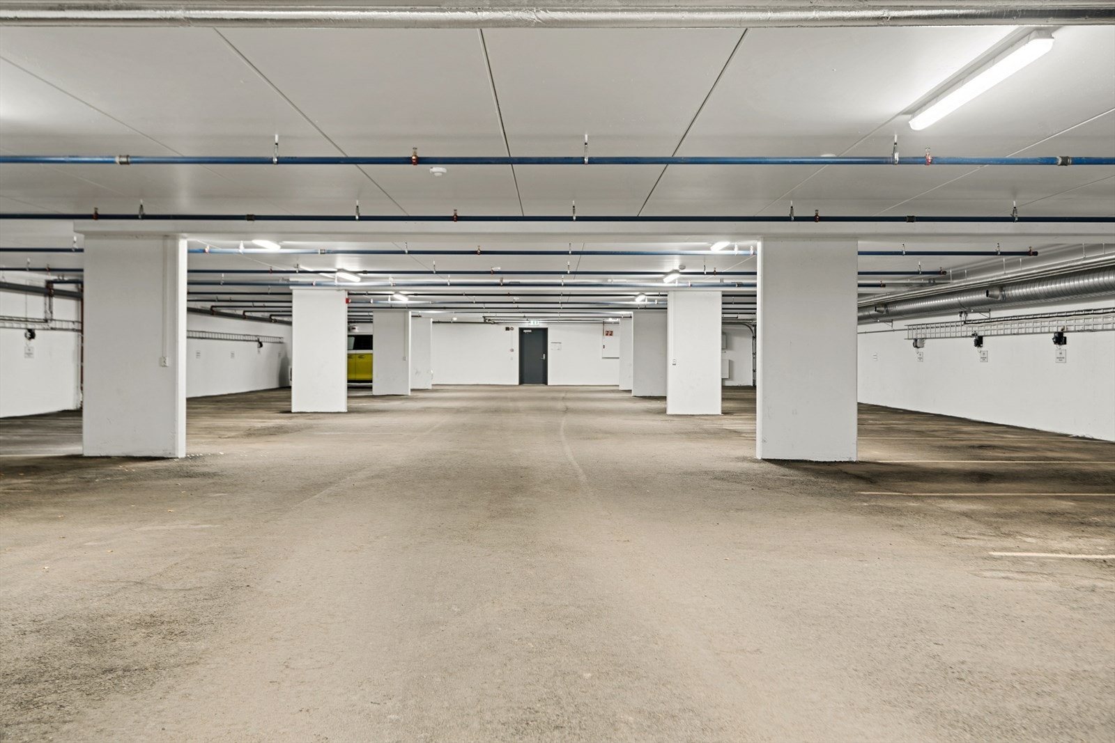 I felles garasjeanlegg medfølger én parkeringsplass med installert elbillader. Galleribilde
