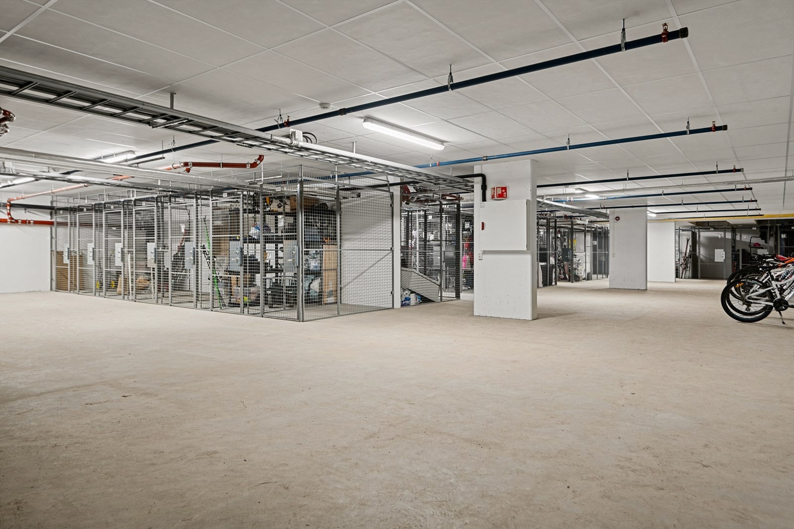 Leiligheten disponerer en egen sportsbod i felles, oppvarmet anlegg. Galleribilde