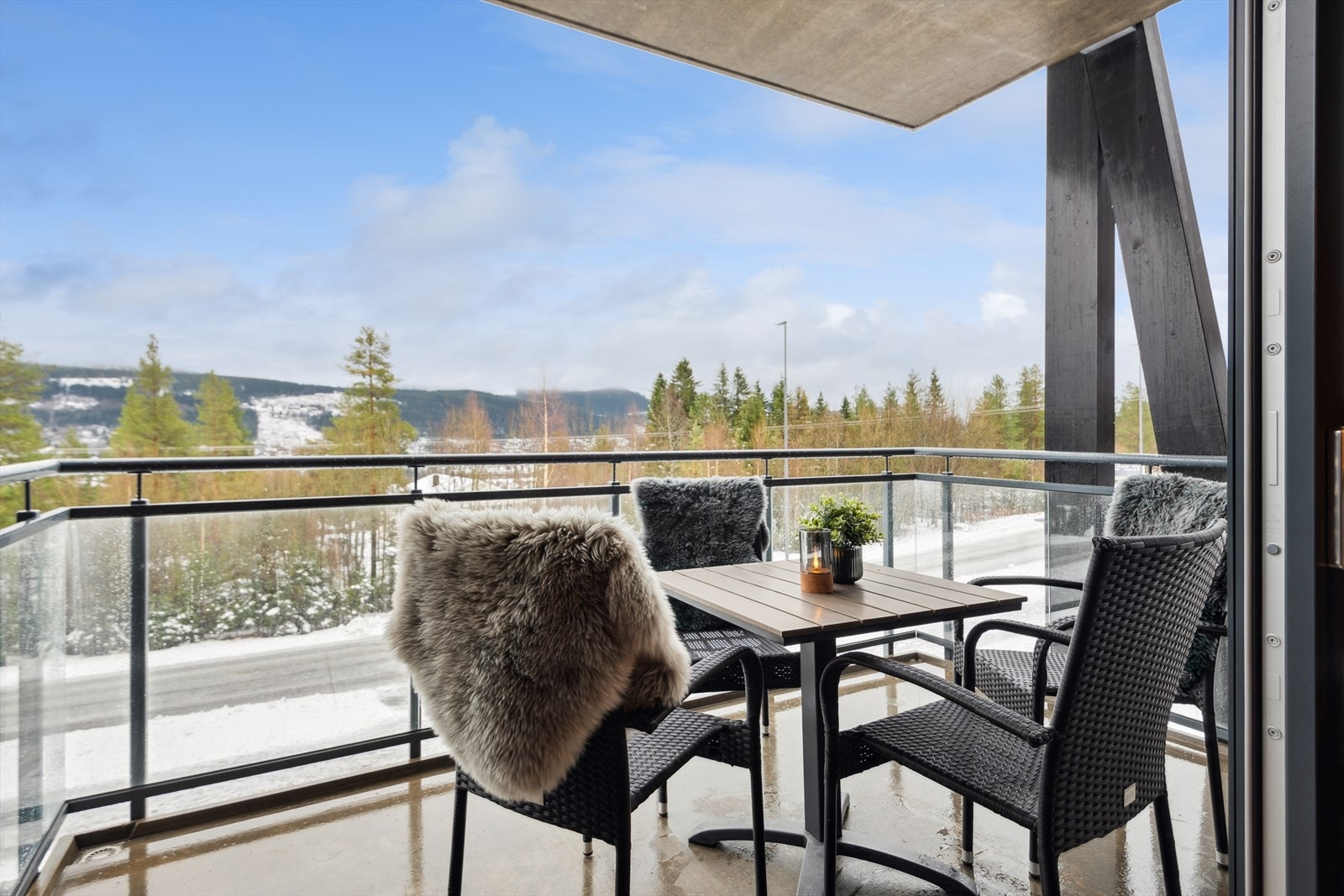 Balkongen på 7 kvm er en fin forlengelse av stuen, med plass til en sittegruppe. Galleribilde