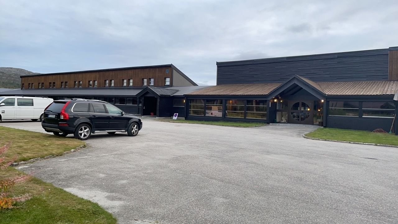 Oppgradert fasade, med Internett kafr og peisestua Galleribilde