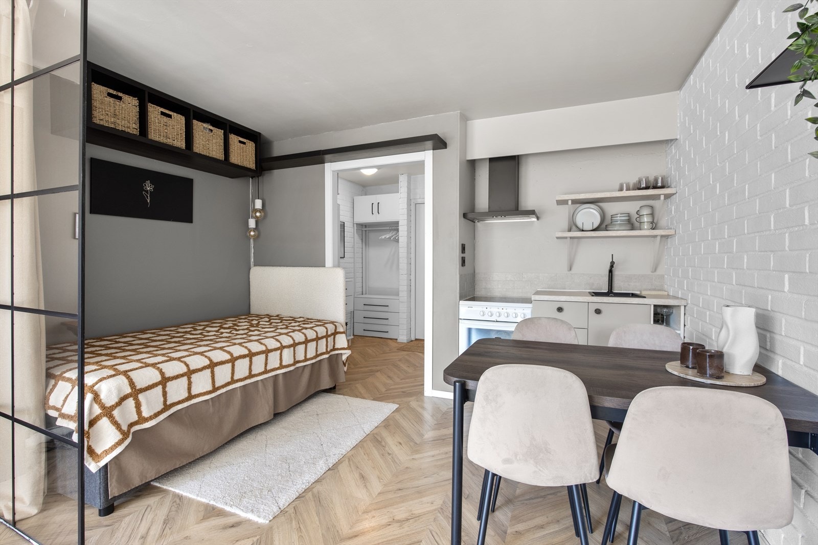 Ikea-kjøkken med enkle og slette fronter Galleribilde