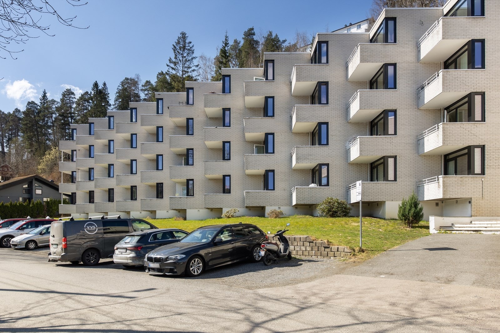 Boligsameiet består av 63 seksjoner med alle har tilgang til parkering utenfor bygget. Galleribilde