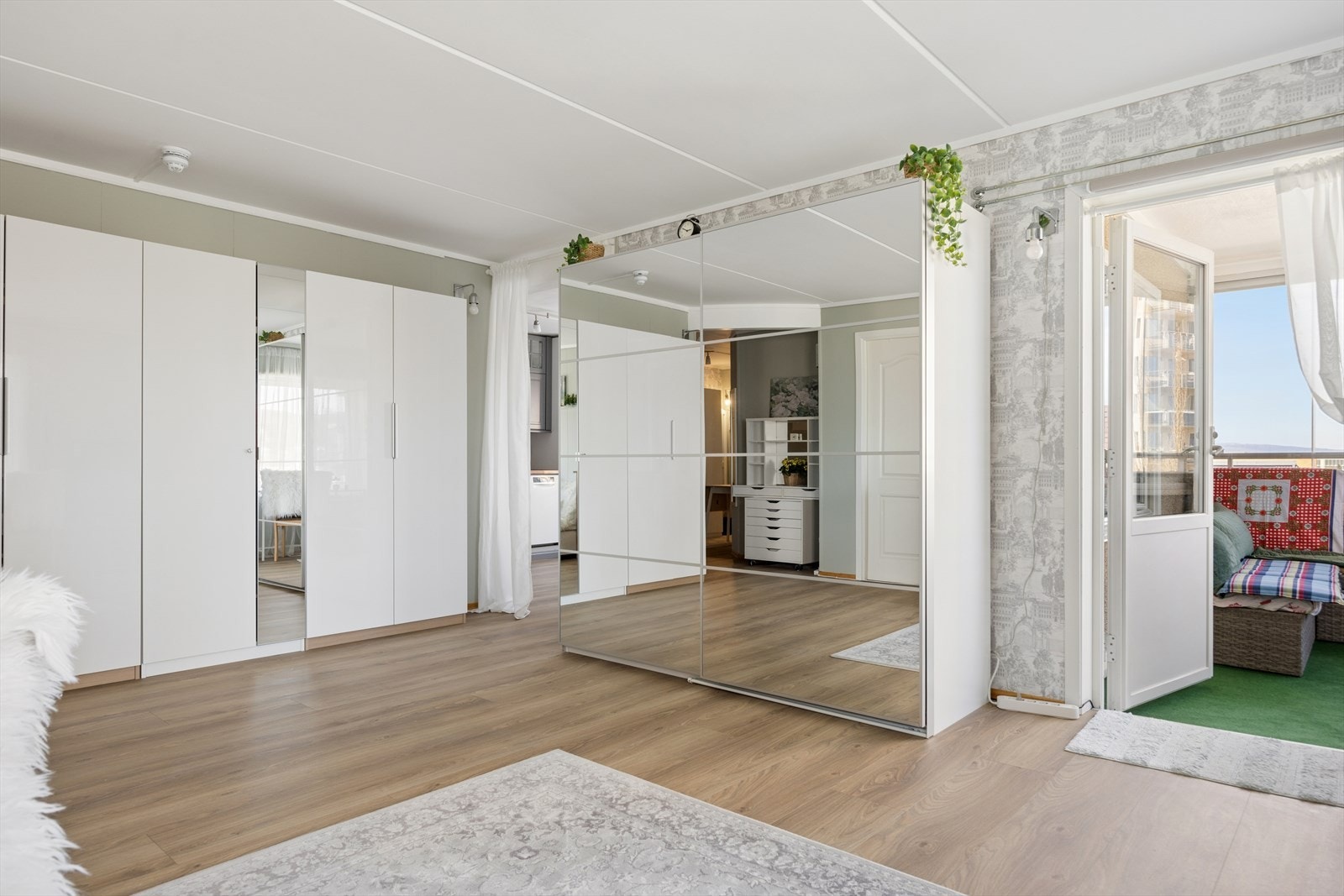 Fra stuen er det direkte utgang til den innglassede balkongen via en balkongdør med 2-lags glass. Galleribilde