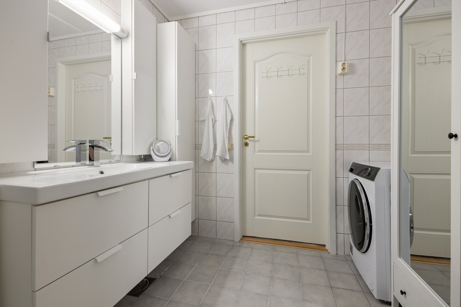 Her på badet er det tilrettelagt med opplegg for vaskemaskin, med egen kran og avløp. Galleribilde