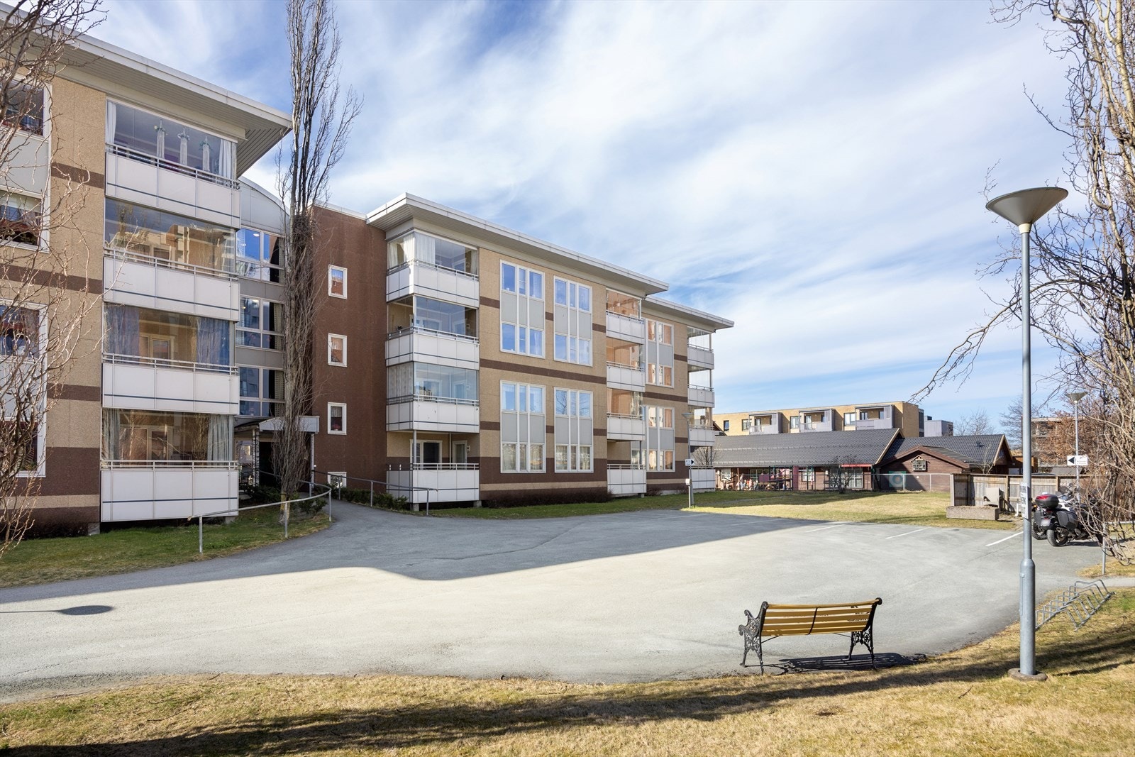 Borettslaget har vedtatt etablering av en ny, felles platting for sosialt samvær. Det er også sykkelparkering utendørs. Galleribilde