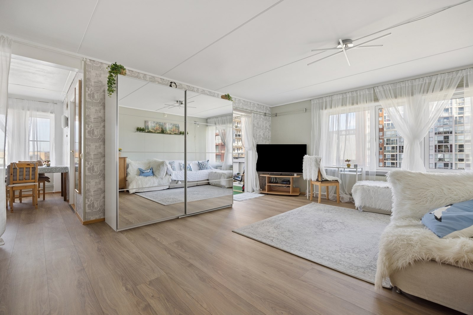 Med et bruksareal på 87 m² har leiligheten en romslig og fleksibel planløsning. De nye garderobeskapene gir rikelig med oppbevaring. Galleribilde