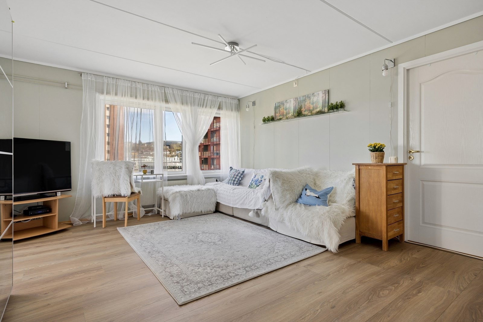 Leiligheten er tilknyttet fjernvarme, som sørger for en stabil og behagelig oppvarming i alle rom. Galleribilde