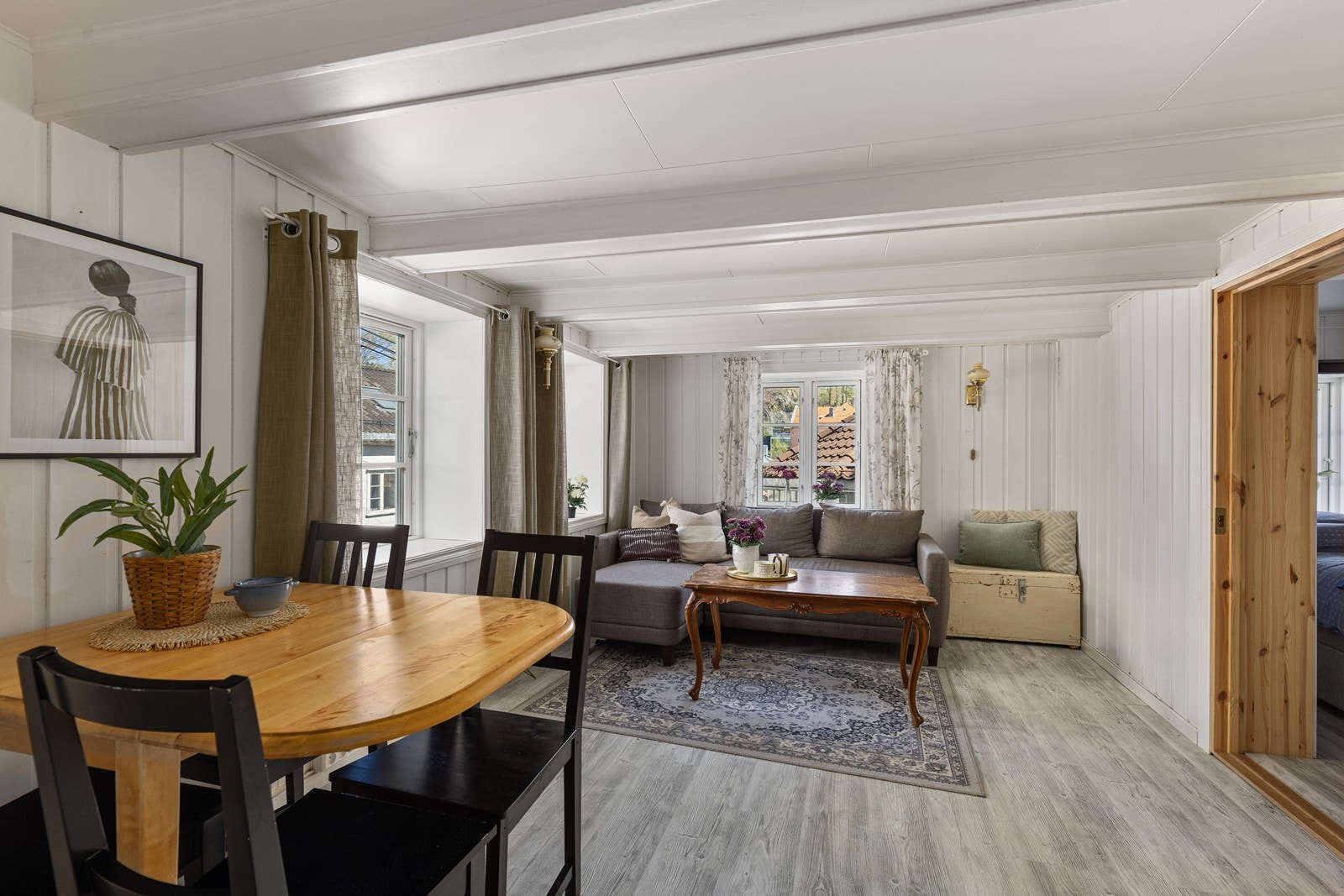 Her er det god plass til både spisegruppe og sofakrok. Galleribilde