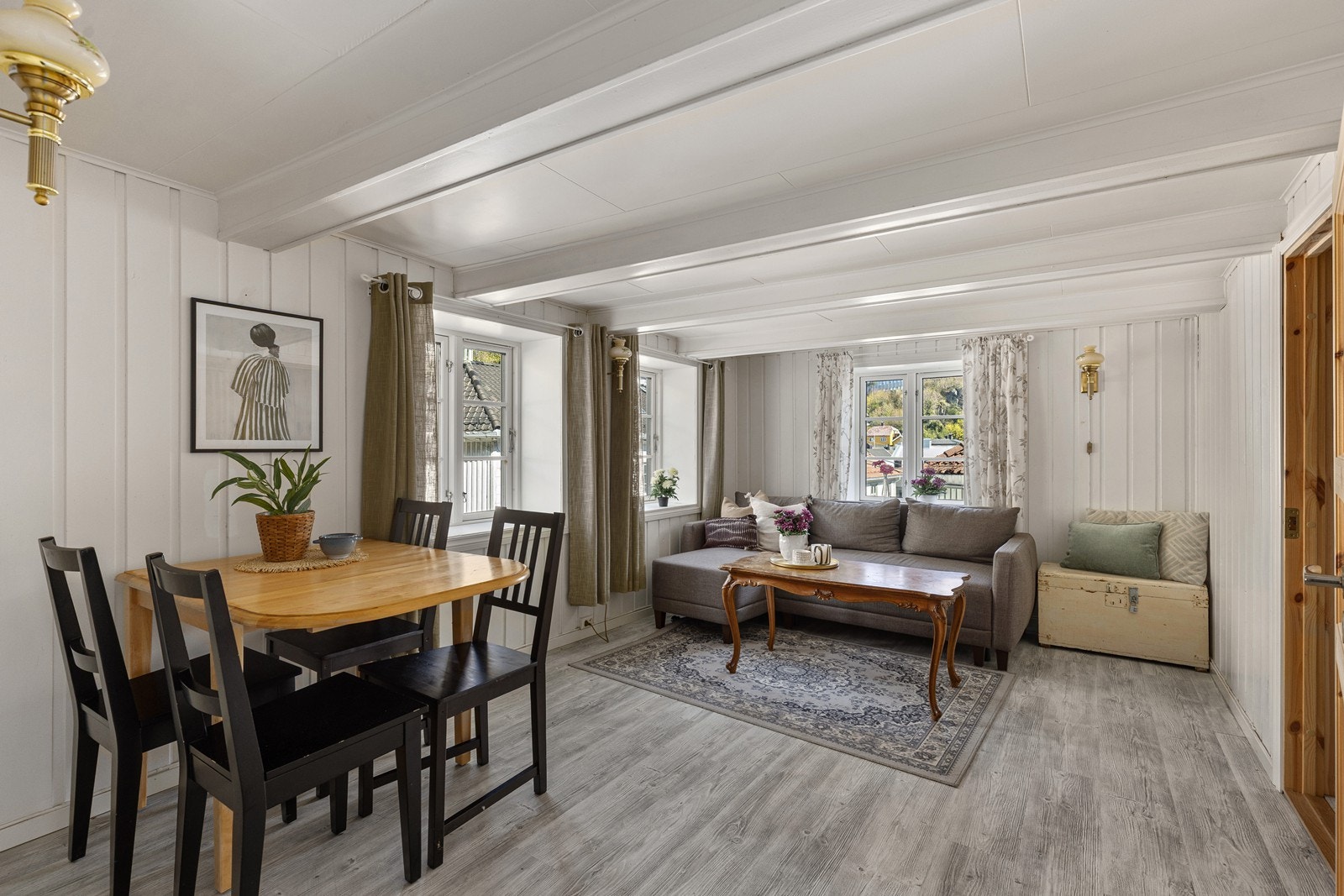Lys og innbydende stue i 1 etasje med store vindusflater. Galleribilde