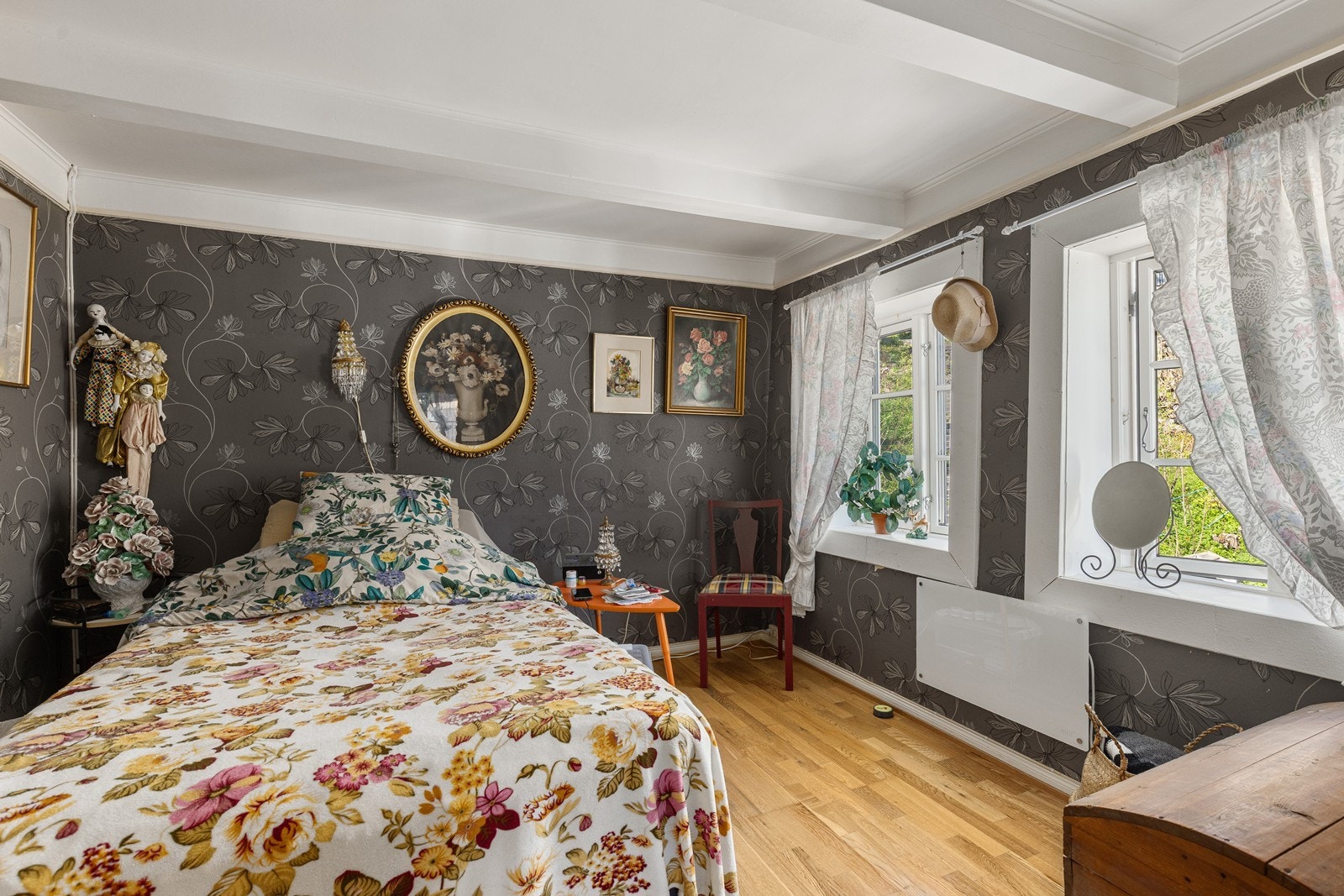 Stort og fint soverom med god plass til både seng og andre møbleringsmuligheter. Galleribilde