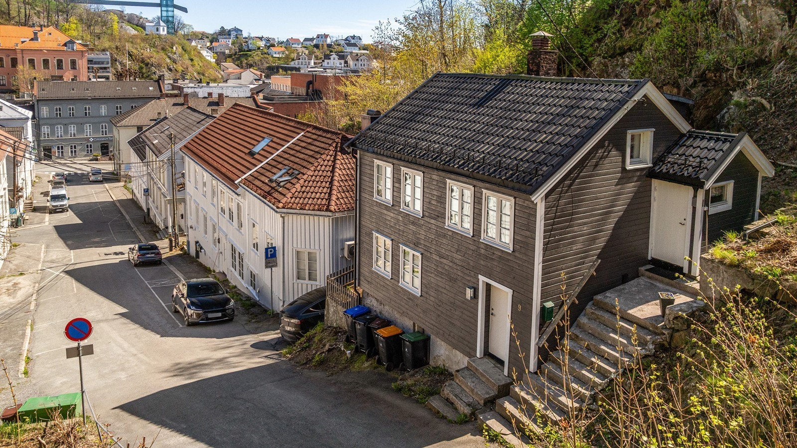 Boligen har en attraktiv, sentral og samtidig rolig beliggenhet i Arendal sentrum. Galleribilde